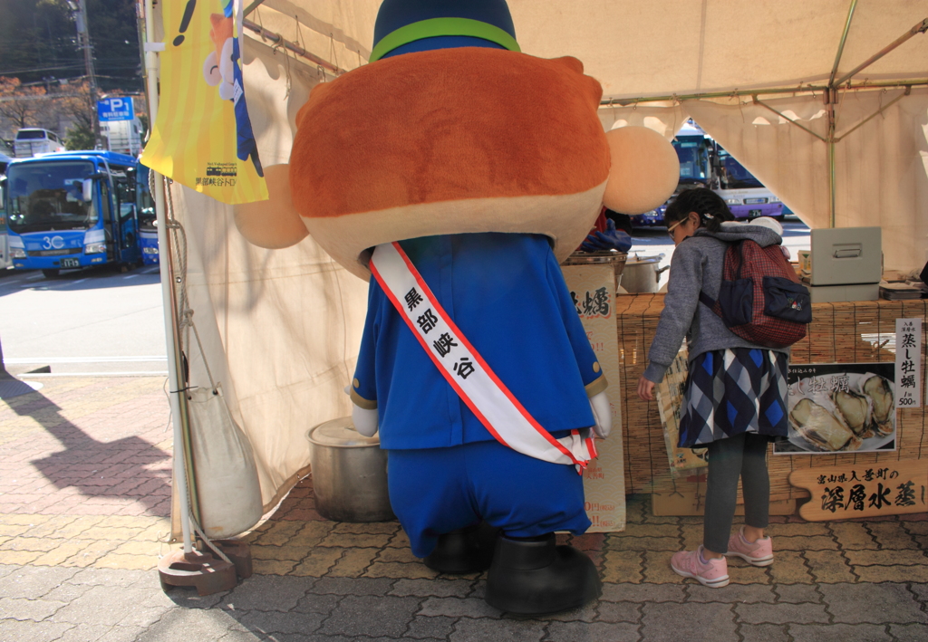 後ろ姿が・・可愛すぎなご当地キャラ