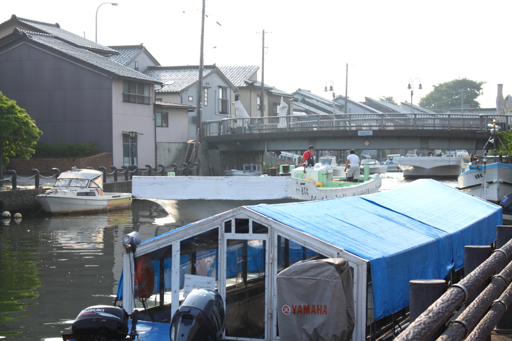 漁船が次から次へと漁に出かける内川の朝