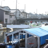 漁船が次から次へと漁に出かける内川の朝