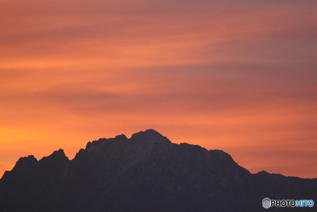 朝焼けの中の立山連峰  剱岳