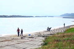 おとなしく海で魚釣り