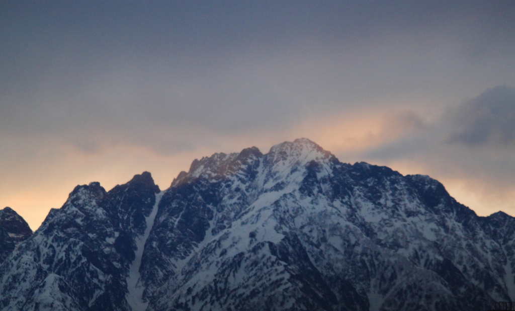 大荒れの中の今朝の立山連峰　剱岳