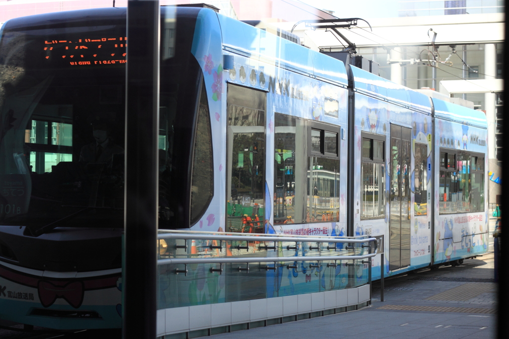 春の装いで駅に入って来た電車