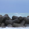 荒れる海から早く帰る漁船