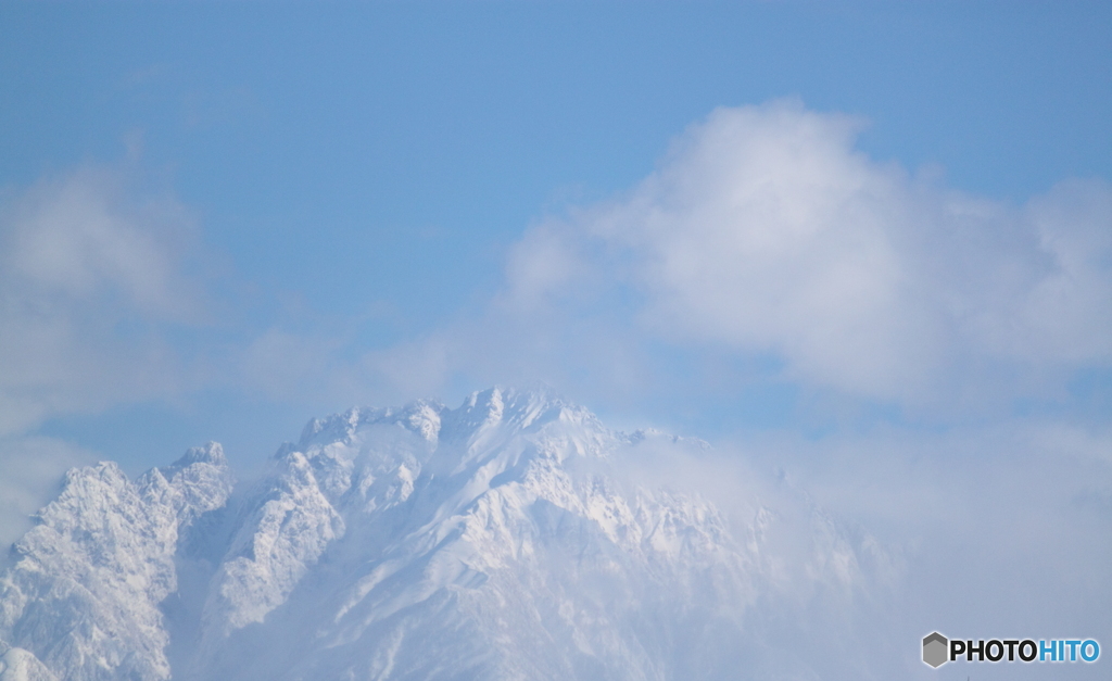 青空につつまれる立山連峰　剱岳