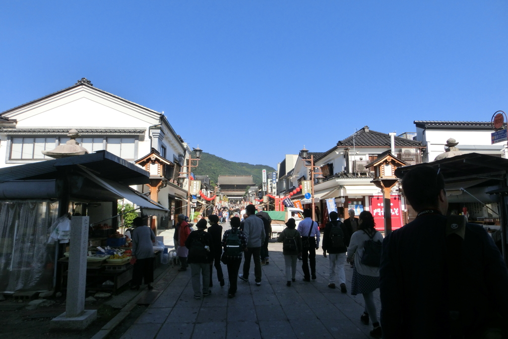 賑わう参道