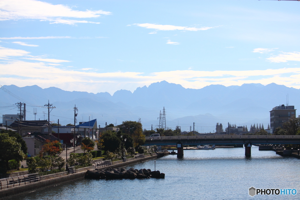 晴天に恵まれた心地よい日　運河より眺める立山連峰