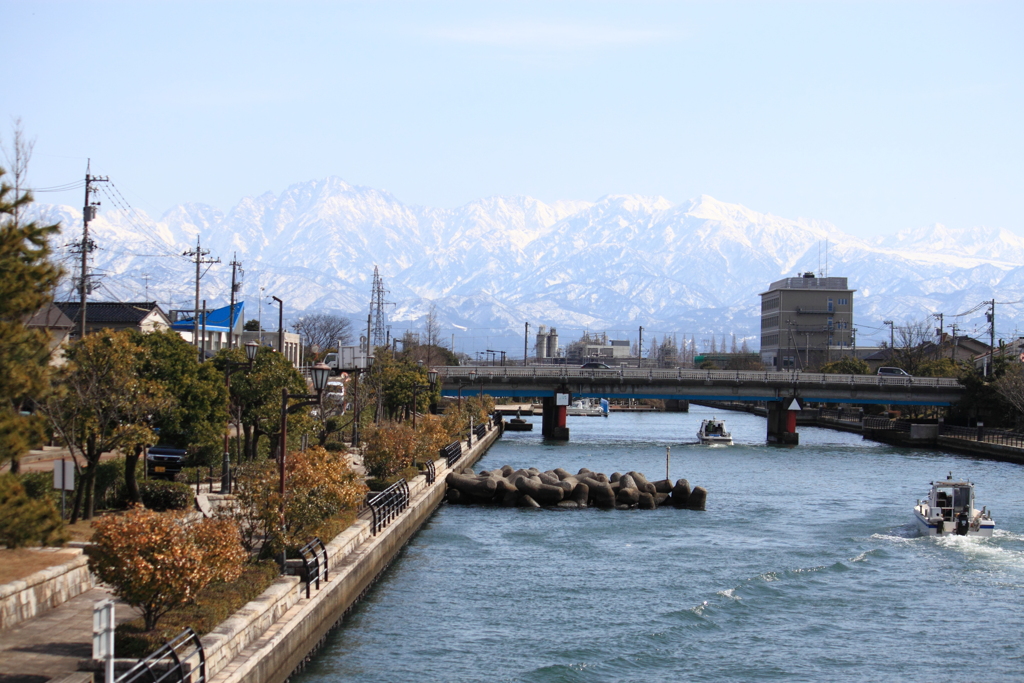 春の陽気に誘われて運河散策