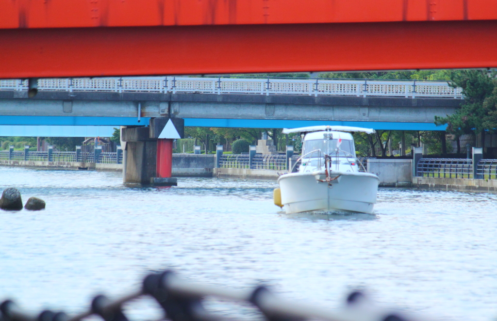 運河より釣り人を乗せていざ海へ