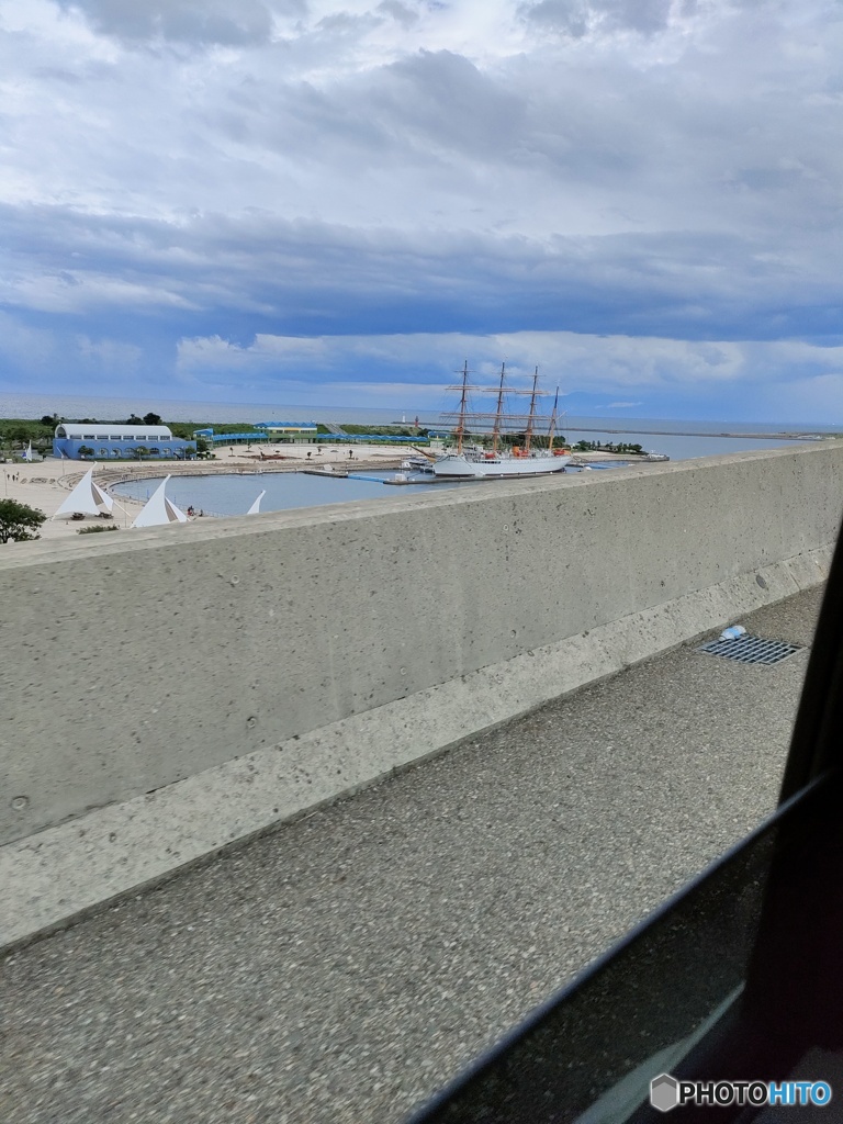 新湊大橋より望む海王丸