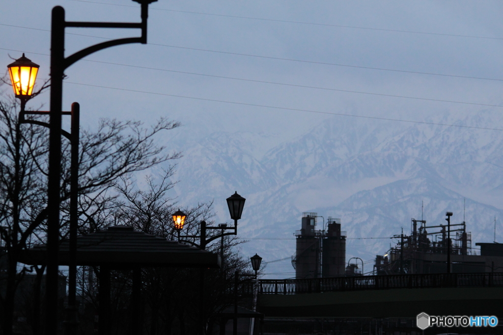 お天気悪し立山連峰が薄く見える朝