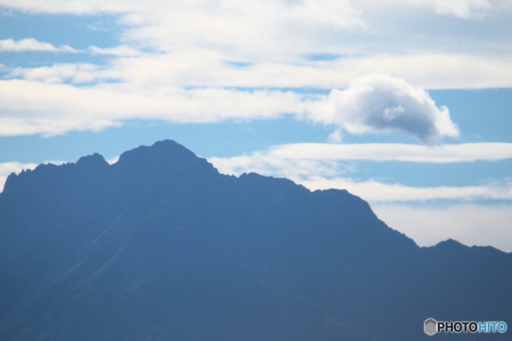 流れる雲に惹かれる・・今朝の立山連峰　剱岳