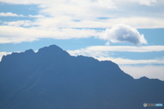 流れる雲に惹かれる・・今朝の立山連峰　剱岳