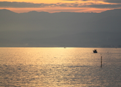 船の音のみ・・静かな朝の海