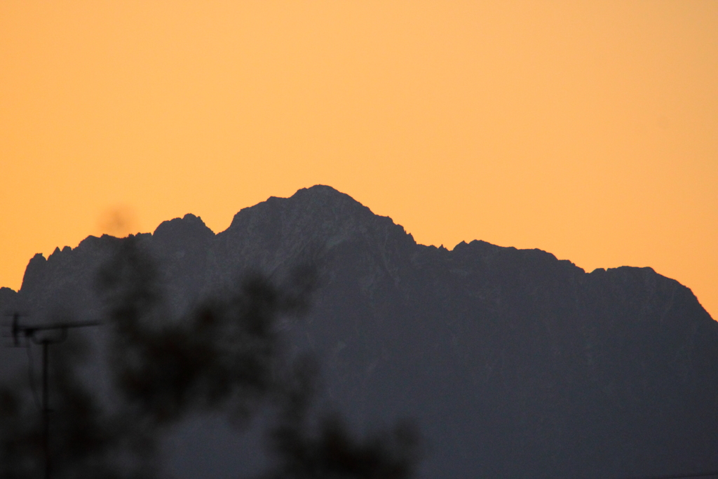 日の出前の剱岳