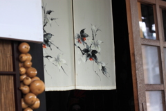 素朴な店先の暖簾　１