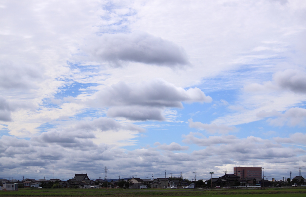 見渡せば確かに秋の空・・雲