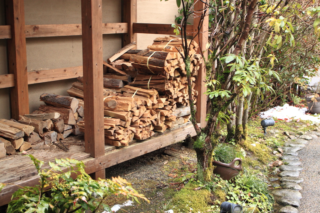 暖炉用の薪ですかね　＾＾