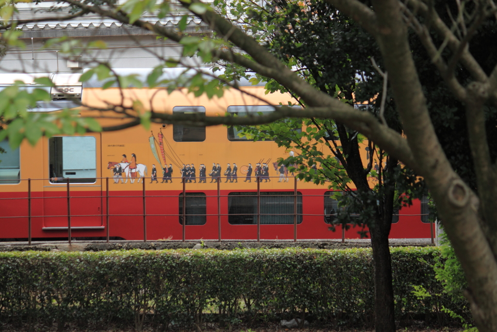 地鉄電車通過中～