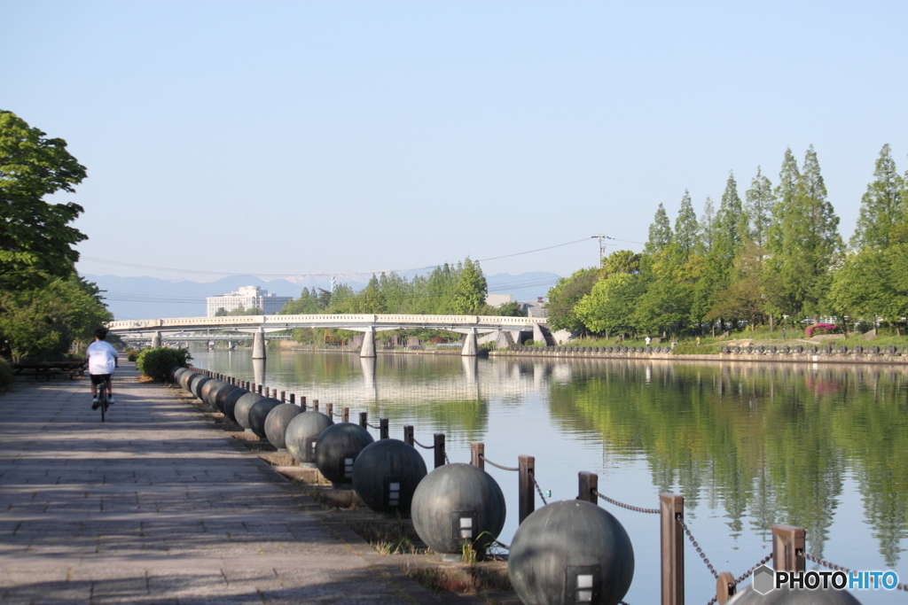 静かな早朝の富岩運河模様