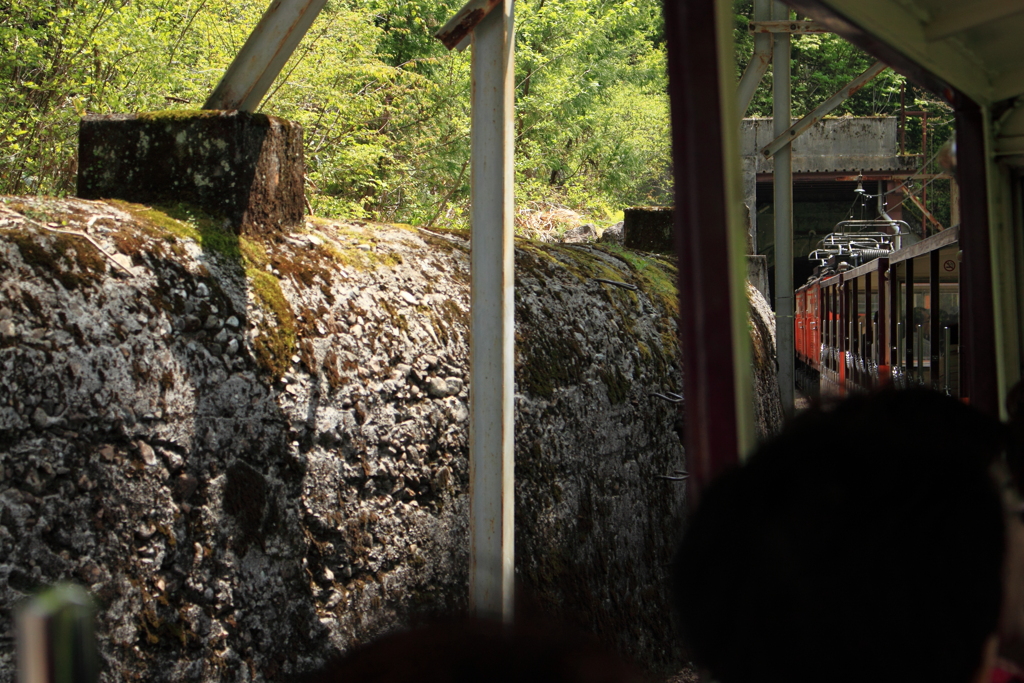 峡谷を行くトロッコ電車