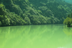 エメラルドグリーンのダム湖