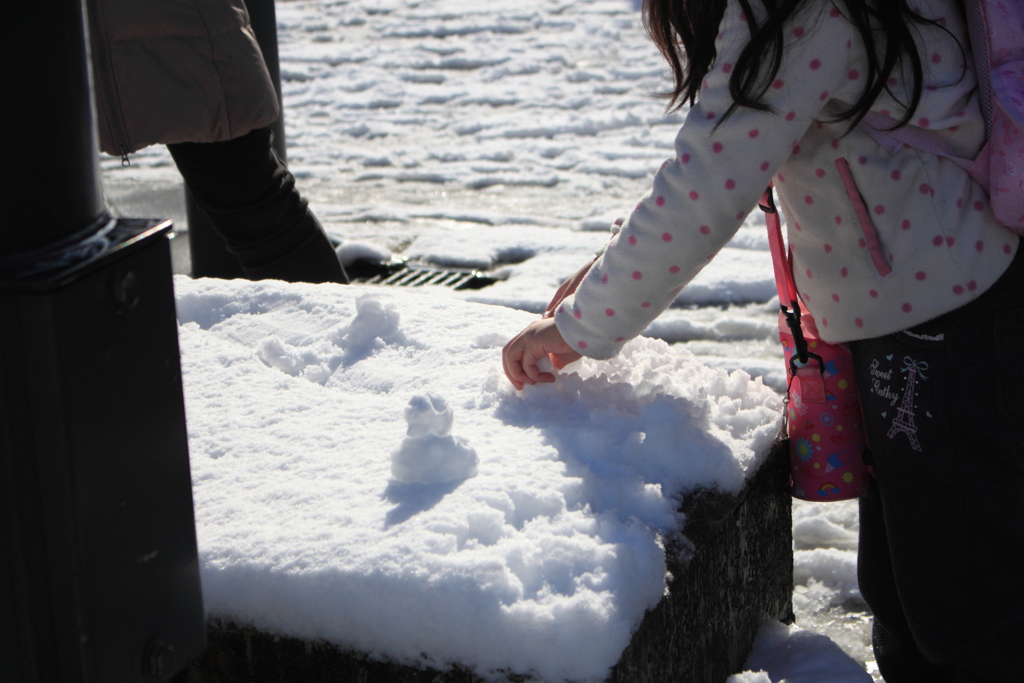 可愛い手で雪遊び