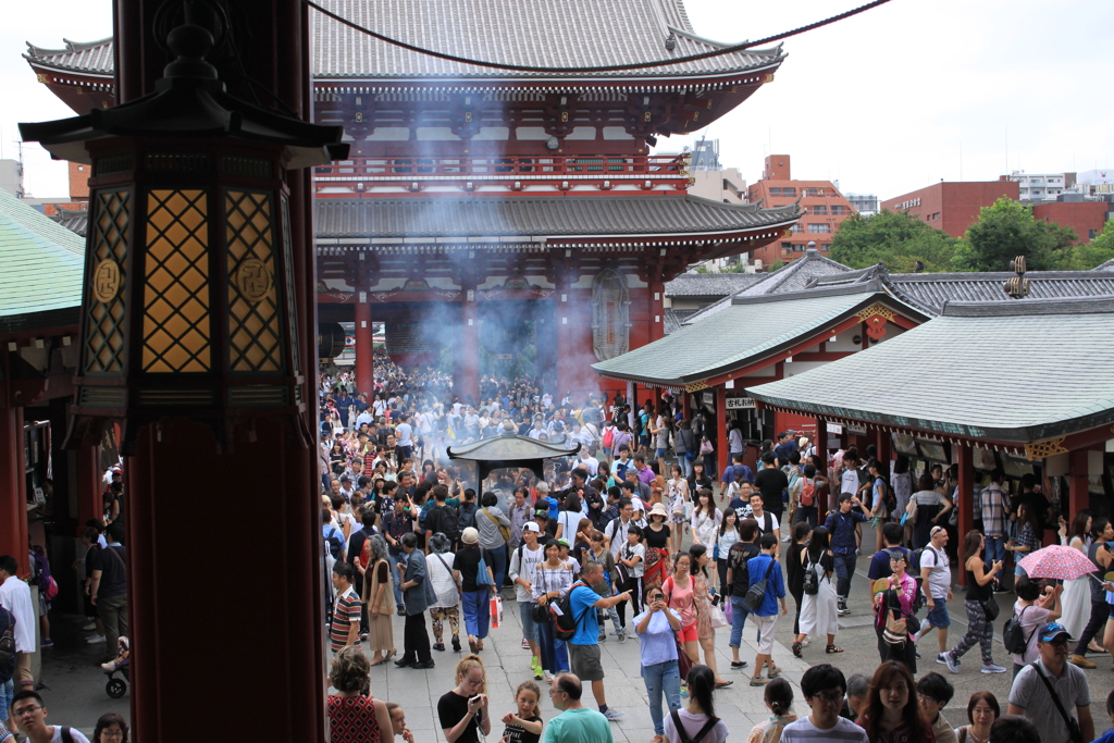 賑わう浅草寺　２