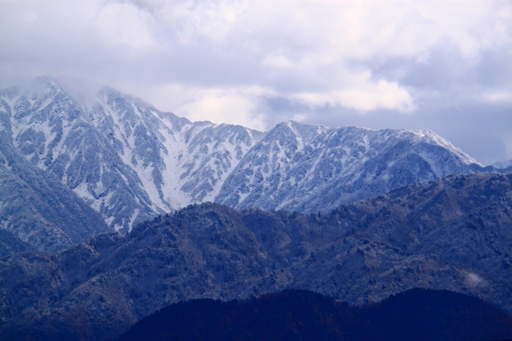 もっと近くに見たいけど・・行けども行けども秋色さえ見えない立山連峰