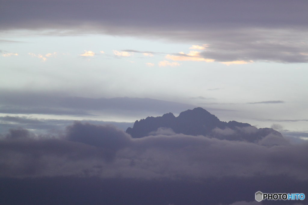 雲間から顔出す立山連峰　剱岳
