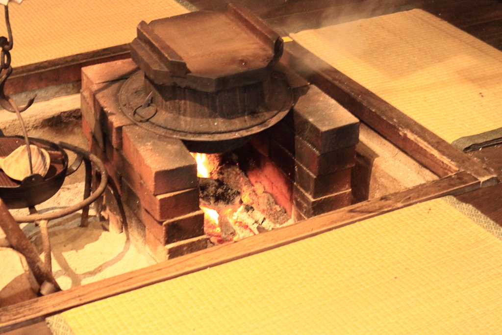静かな秋の囲炉裏端　