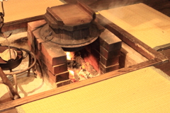 静かな秋の囲炉裏端　