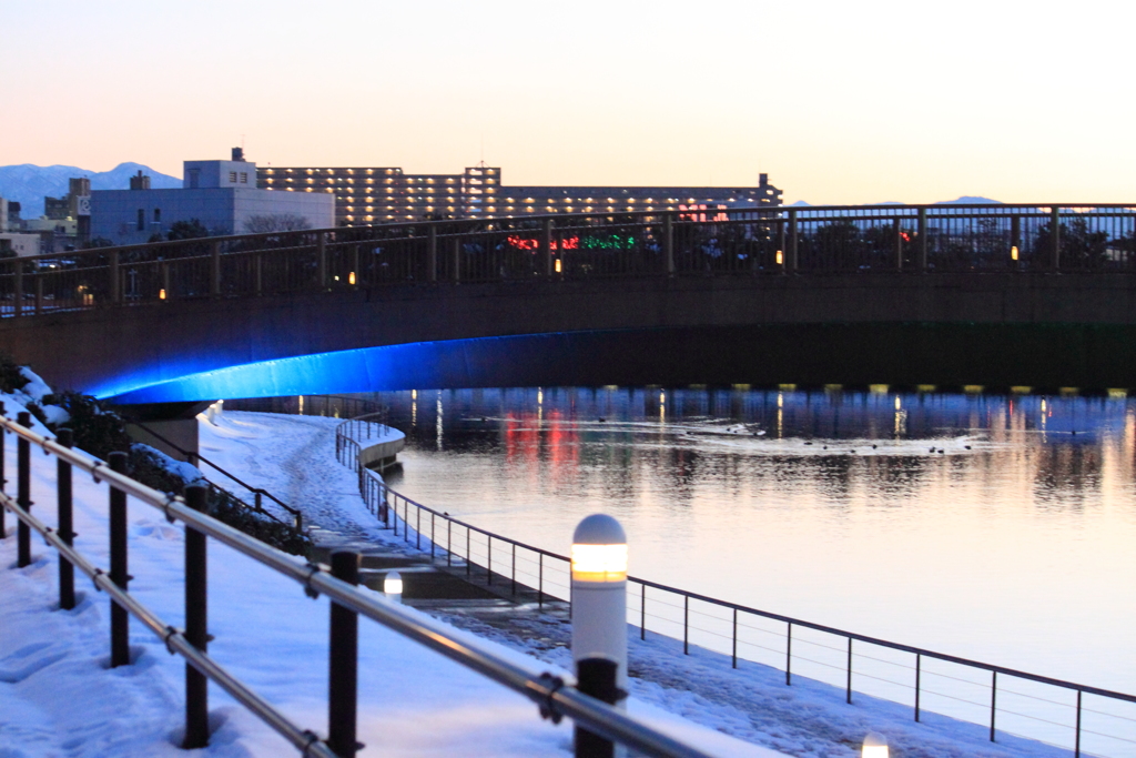 夕闇せまる公園