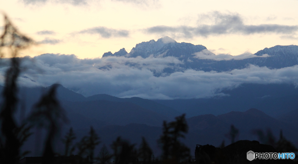 雲間に顔出す今朝の立山連峰　剱岳