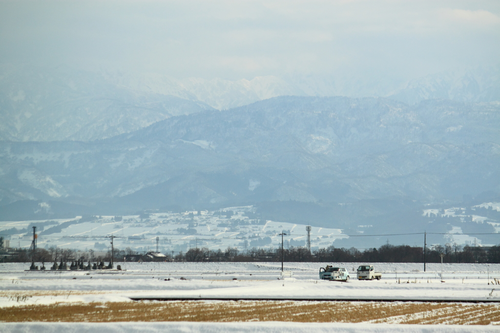 今日は晴れ雪道・・バックは立山連峰