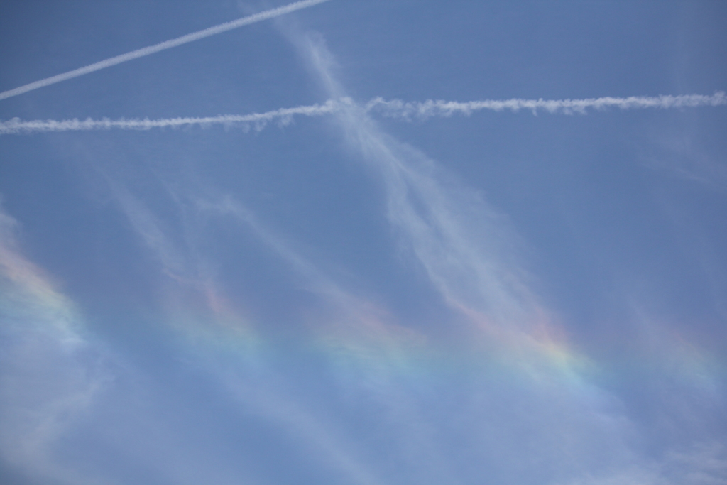 彩雲と飛行機雲