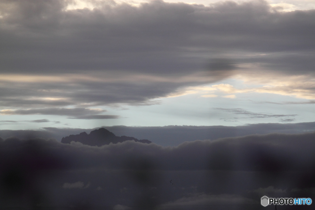 雲間に顔出しはじまる立山連峰　１