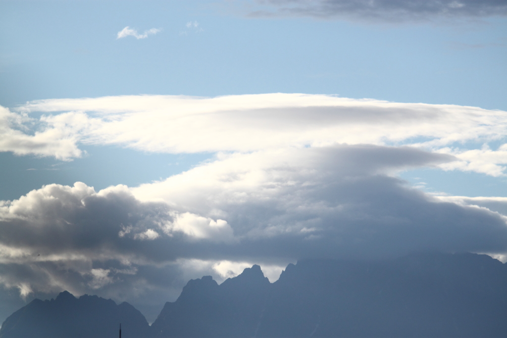 雲の流れが速い今朝の立山剱岳