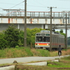 ワンマン電車田舎道通過中