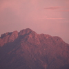 夕焼けで珍しい色合いの剱岳　