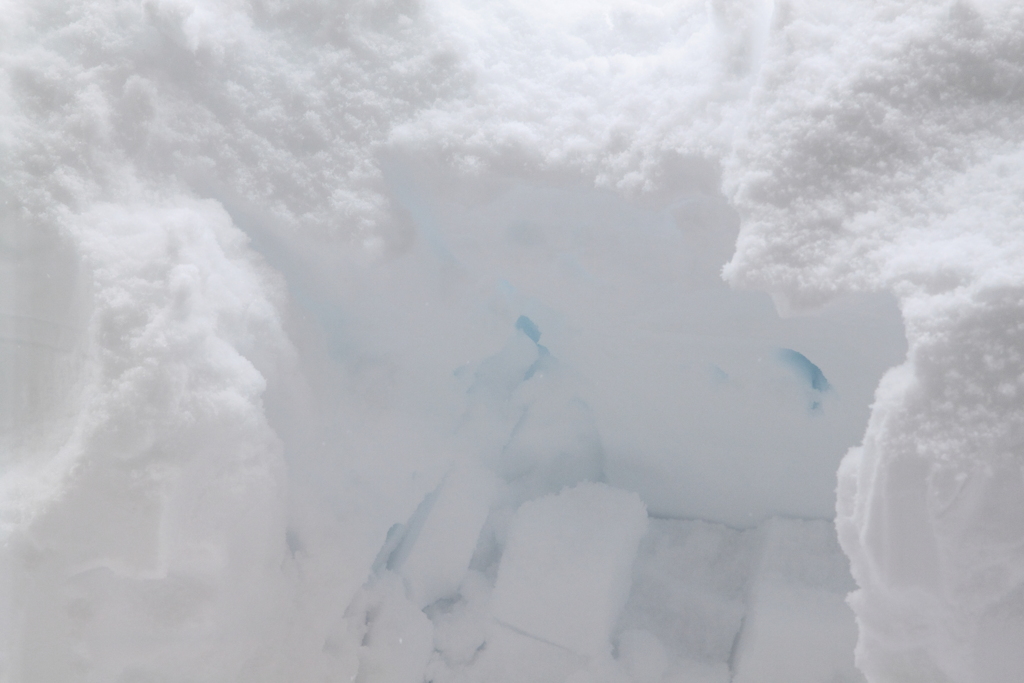 見てごらん除雪の跡空色になってるよと・・声