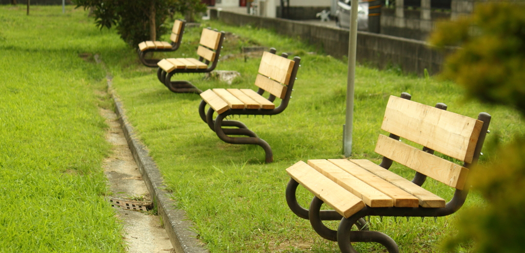 折角修理されたのに猛暑で座ってもらえないベンチ※