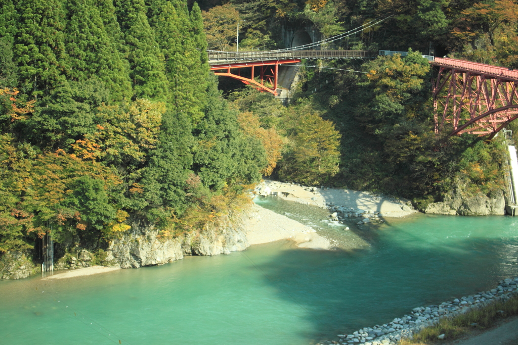 赤い橋とエメラルドグリーンの川