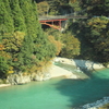 赤い橋とエメラルドグリーンの川