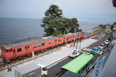 お盆で賑わう雨晴海岸