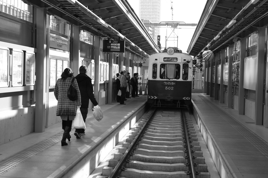 真新しい停留所とちんちん電車