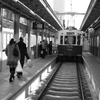 真新しい停留所とちんちん電車