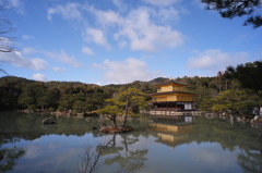 鹿苑寺舎利殿と鏡湖池
