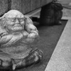 香炉を支える力士