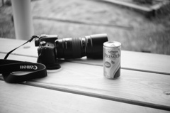 ジョージアコーヒーとマクロレンズを付けたEOS Kiss X7